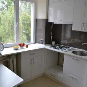 Armoire sous le rebord de la fenêtre de la cuisine