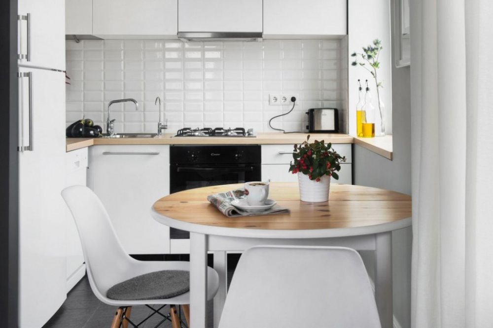 Table ronde dans une petite cuisine d'un appartement en ville