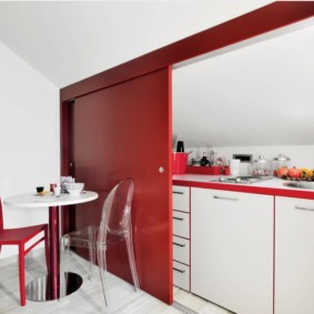 piccola cucina con foto interna del tavolo da cucina