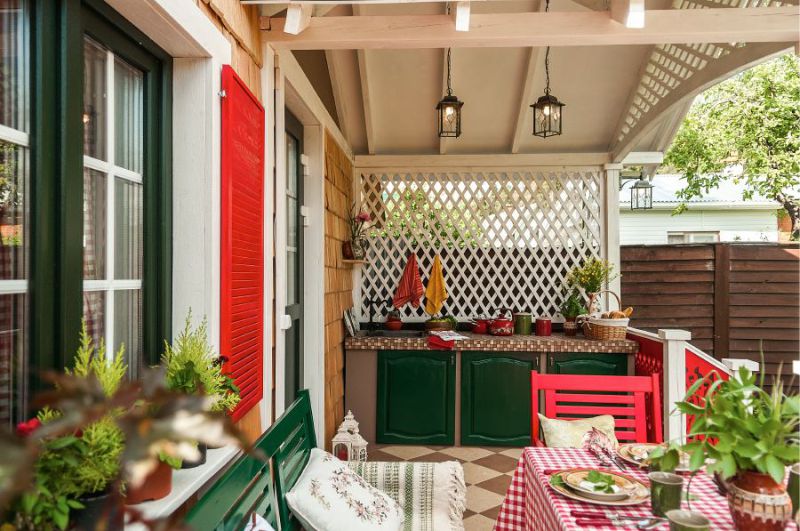 L'area di lavoro della cucina estiva sotto il portico del cottage