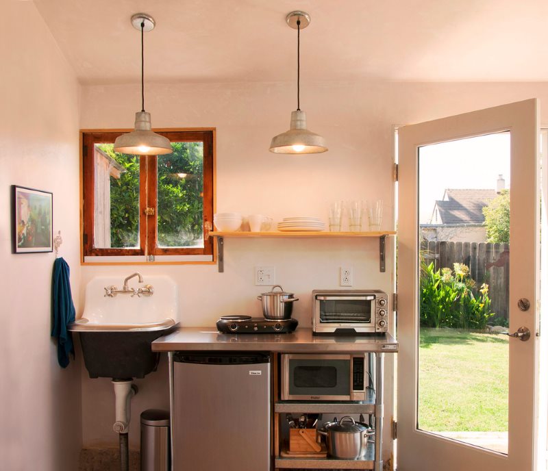 Kitchenette compacte près de la porte de la maison de campagne