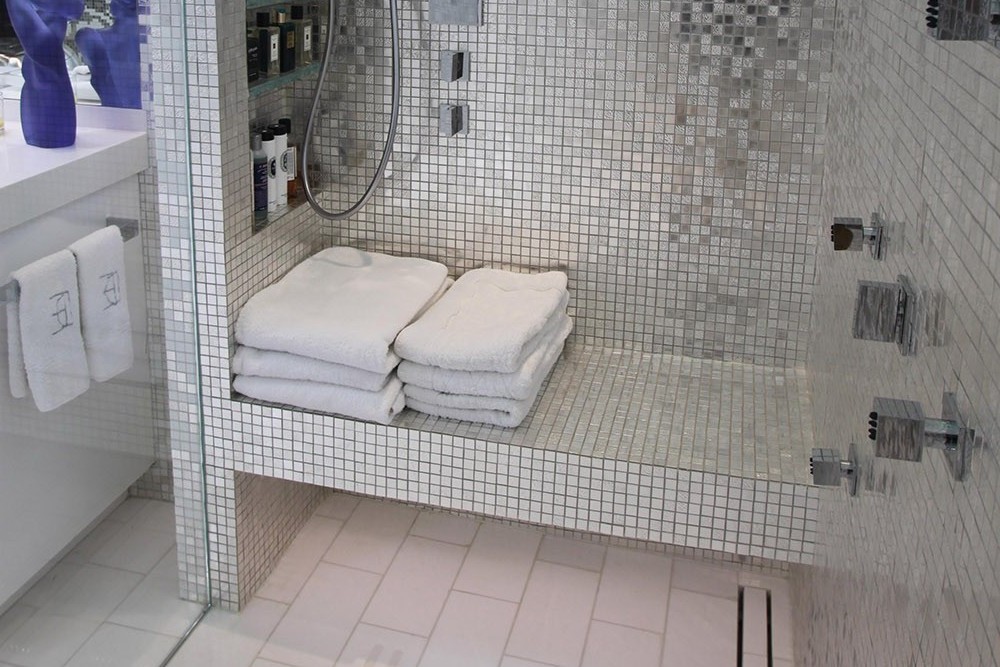 Mensola bagno in cemento con rivestimento a mosaico