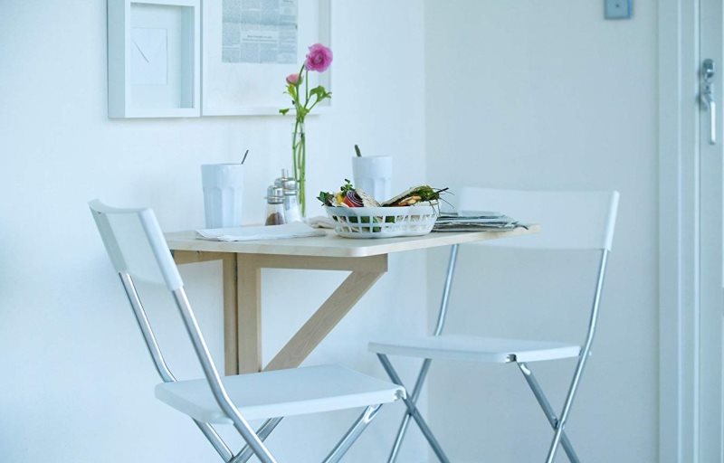 Table pliante à l'intérieur d'une cuisine blanche