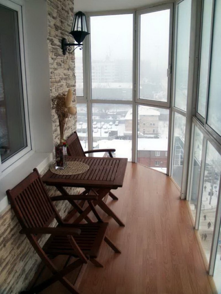 Petite table pour le café du matin sur le balcon de grande hauteur