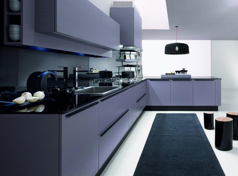 Tappeto blu scuro in cucina con facciate lisce