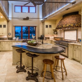 enorme cucina in una casa di legno