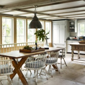 cucina in una casa di legno senza armadi superiori