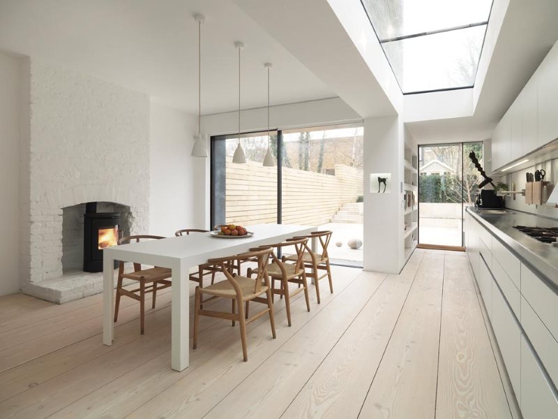 Fenêtre au plafond de la cuisine-salle à manger dans une maison privée