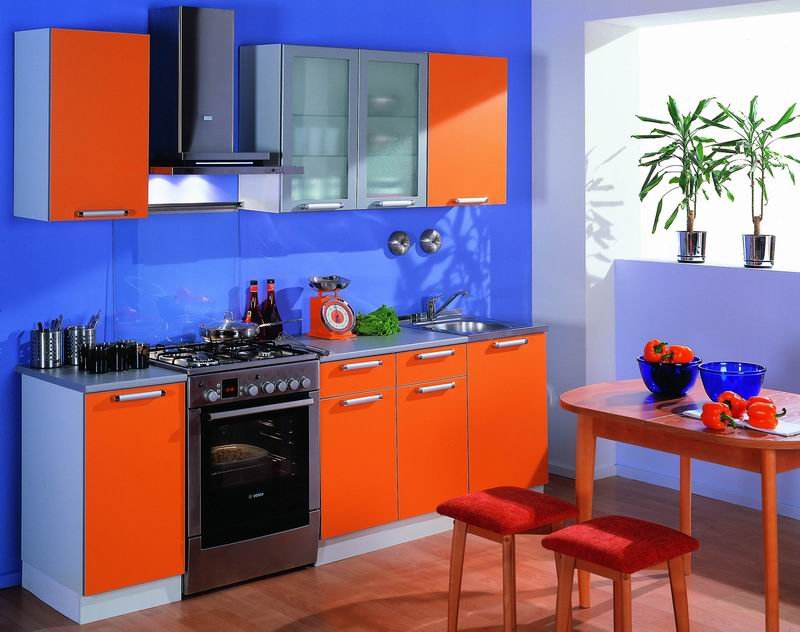 cucina arancione con il blu