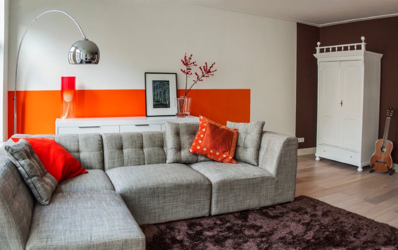 Accents d'orange dans un salon moderne