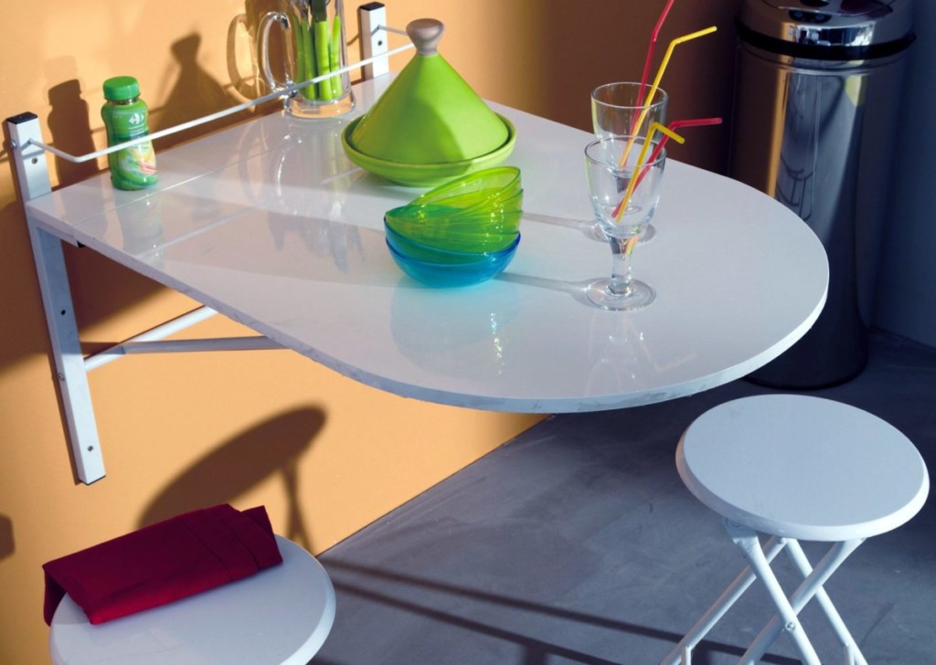 Table pliante dans une petite cuisine