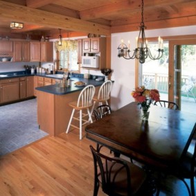 cucina in una casa di legno con accesso alla terrazza