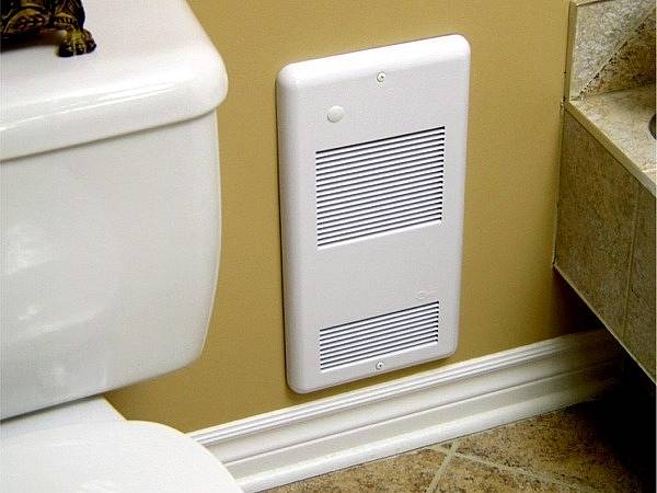 Il pannello del riscaldatore incorporato sulla parete del bagno combinato