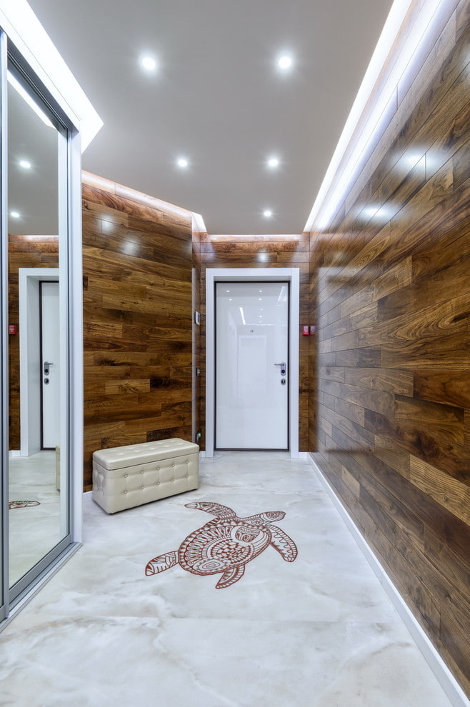 Intérieur du couloir avec plafond en flèche