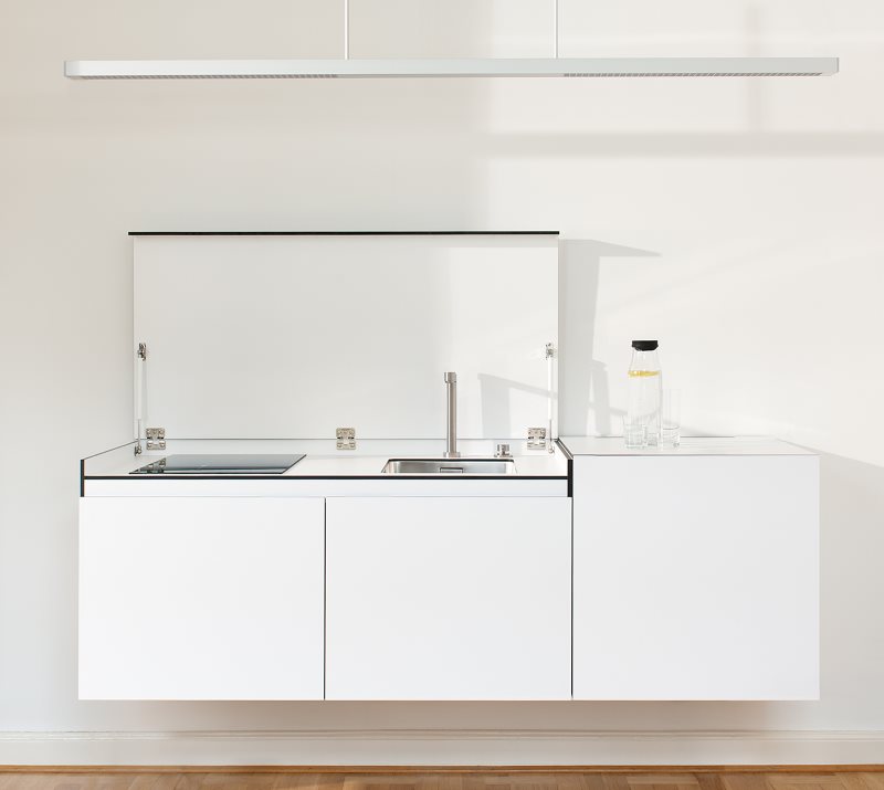 Armoire suspendue blanche avec évier de cuisine