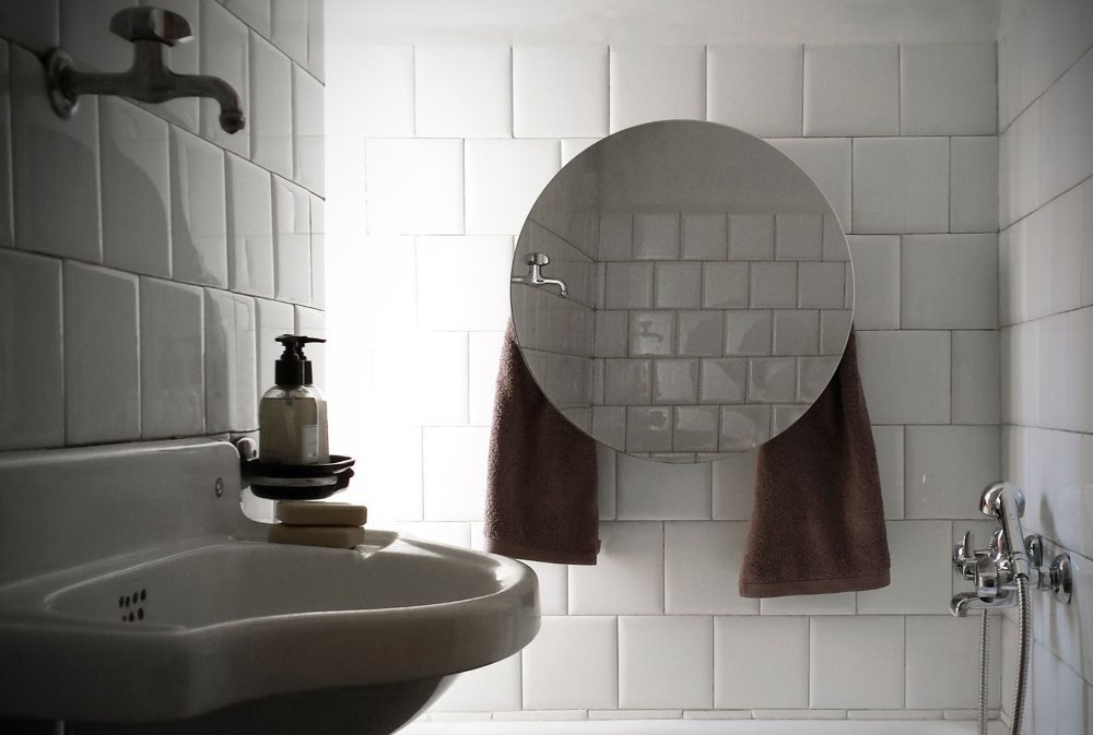 Porte-serviettes chauffant avec miroir sur le mur de la salle de bain