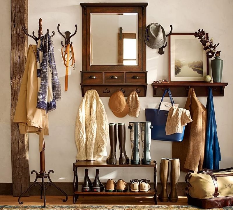 Meubles dans un intérieur de couloir de style champêtre