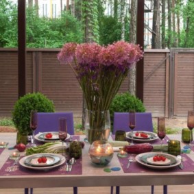 Table à manger dans la cuisine d'été