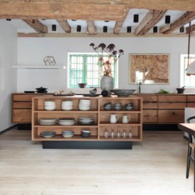 cuisine simple dans une maison en bois