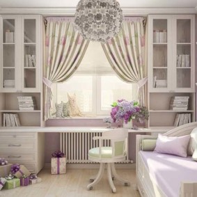 Décoration de fenêtre dans la chambre pour la fille