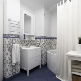 Rideau lumineux de style provençal dans la salle de bain