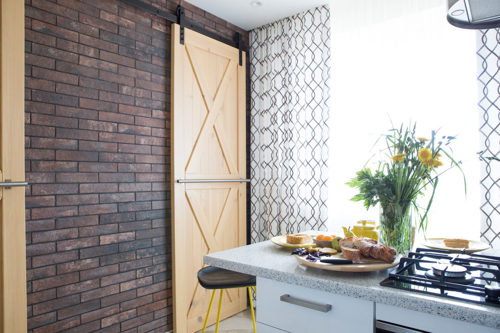 Porte en bois dans la cuisine de l'appartement