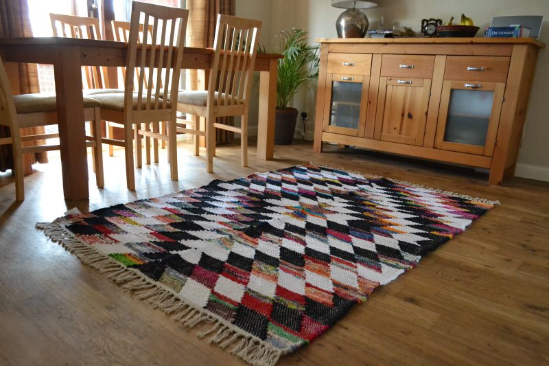 Tapis multicolore sur le plancher en bois