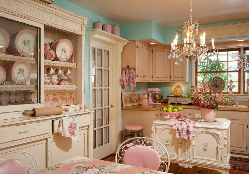 Luminosa cucina antica in stile shabby chic