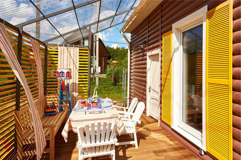 Chaises de jardin dans le coin repas de la cuisine d'été