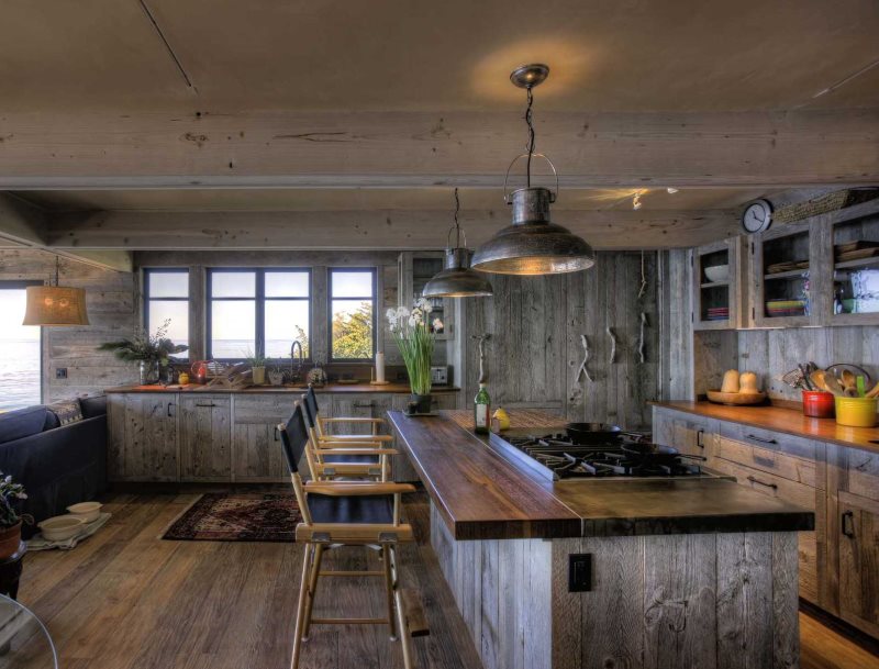 Cuisine de style loft dans une maison de campagne