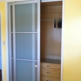 armoire encastrée dans la conception de la chambre