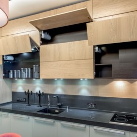 armadi a soffitto in una foto di design cucina moderna