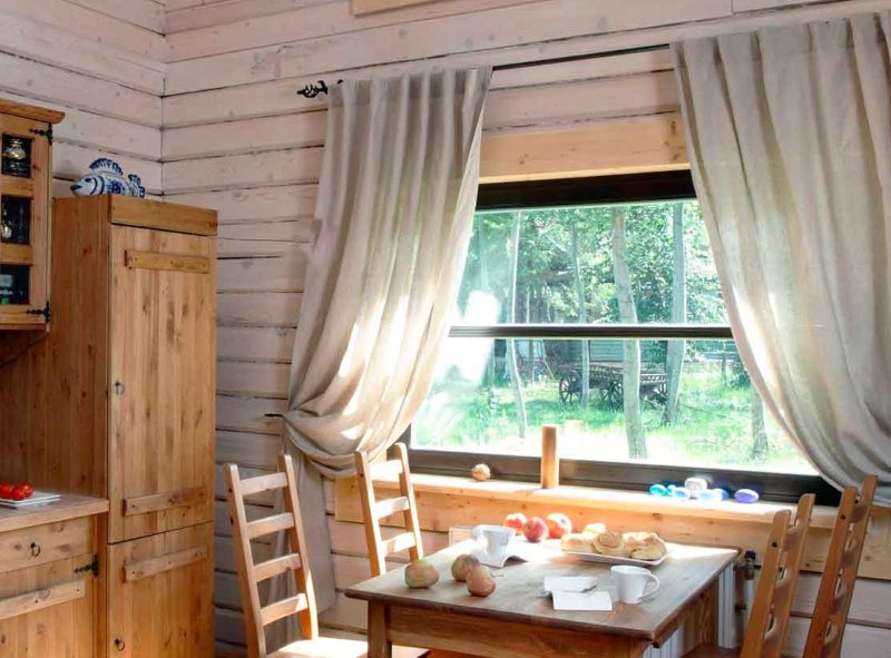 Décor d'une fenêtre de cuisine dans une maison privée