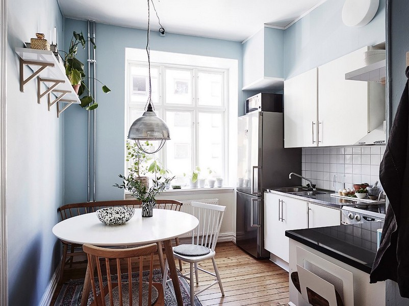 Intérieur de cuisine de style scandinave avec canapé