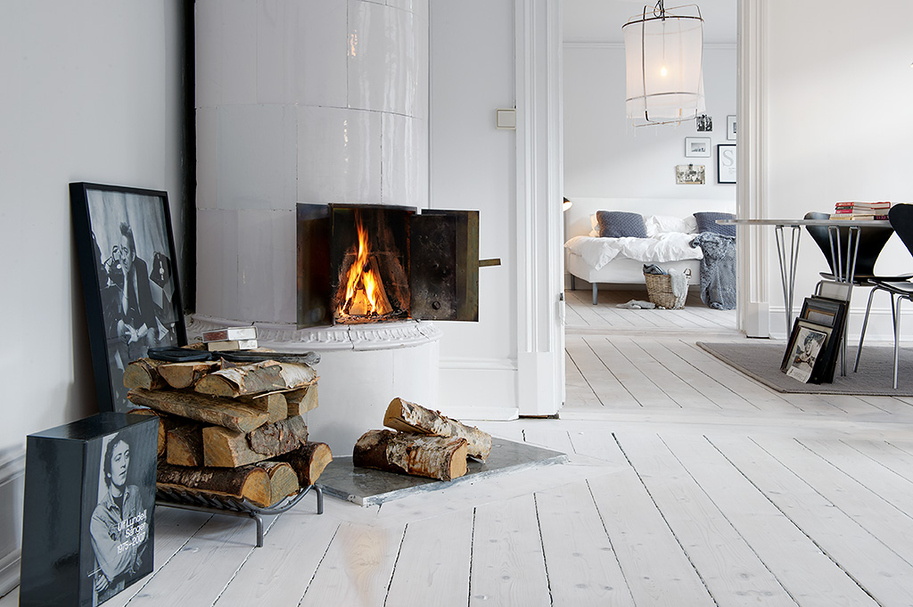 Cheminée à bois dans un salon blanc