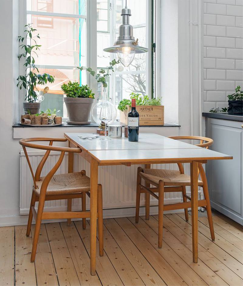 Table pliante devant la fenêtre de la cuisine