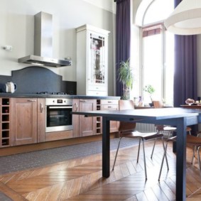 combinazione di piastrelle e laminato nelle idee di design della cucina