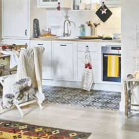 combinazione di piastrelle e laminato all'interno della cucina