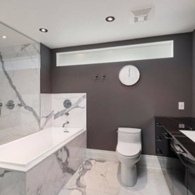 photo de décor de salle de bain combinée