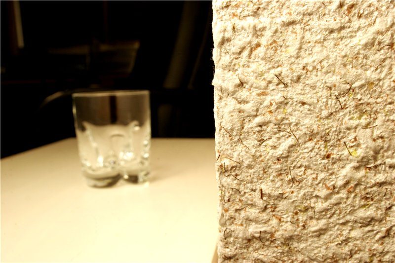 Coin d'un mur avec un revêtement de papier peint liquide