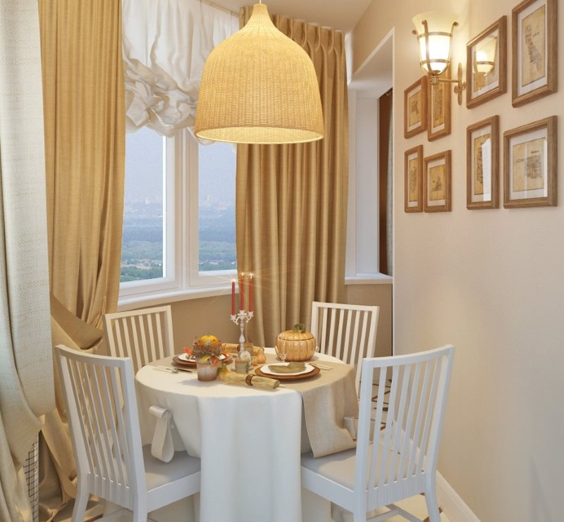 Une petite table et des chaises sur une loggia isolée