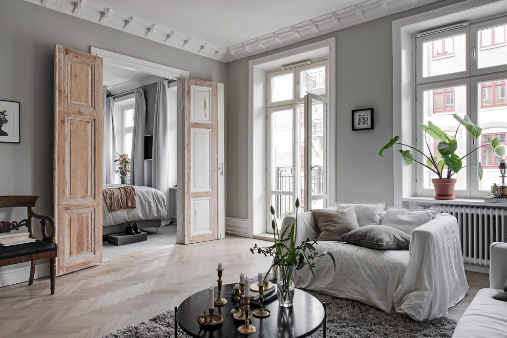 portes lumineuses à l'intérieur de l'appartement