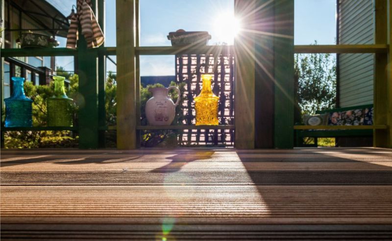 Piano dal bordo della terrazza sulla veranda aperta della cucina estiva