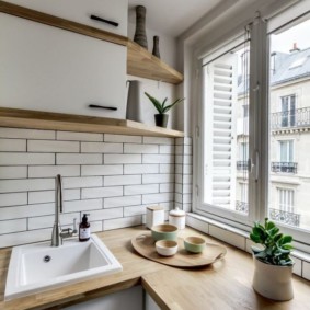 Dessus de table en bois au lieu du rebord de la fenêtre dans la cuisine d'un appartement en ville