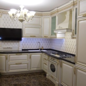 cucina ad angolo con lavello nella decorazione foto d'angolo