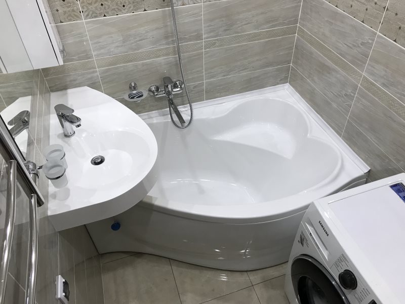 Baignoire d'angle compacte dans une petite salle de bain