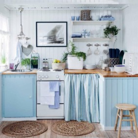 cuisine dans une maison en bois blanc-bleu