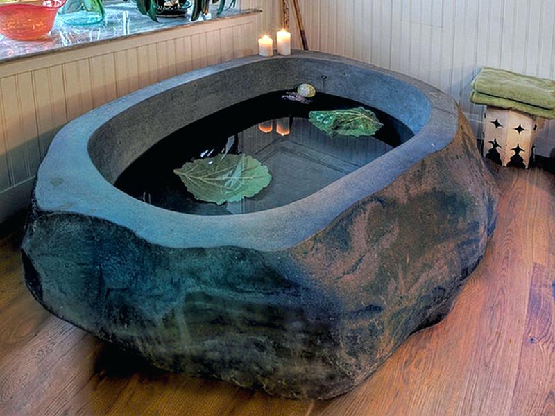 Baignoire en granit sur plancher en bois de teck