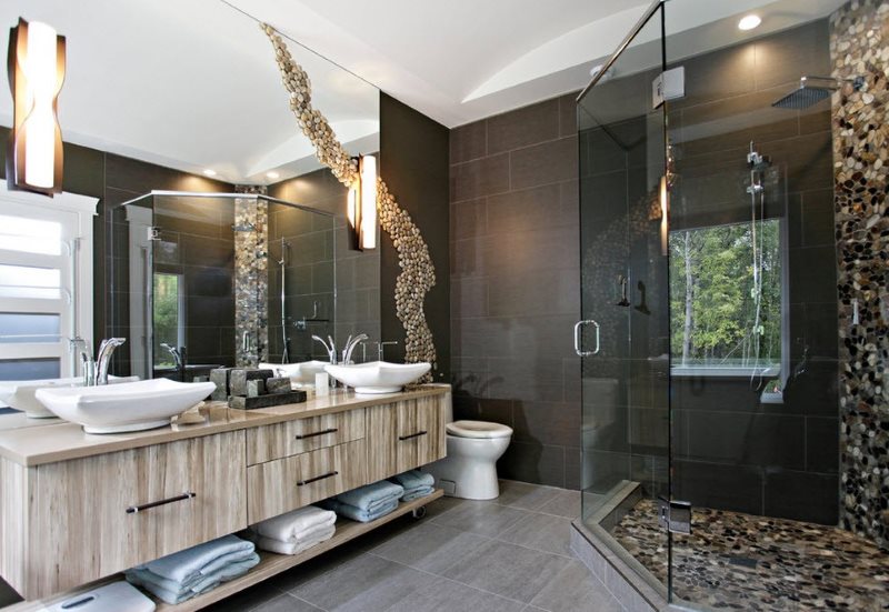 Intérieur d'une salle de bain avec douche de style moderne