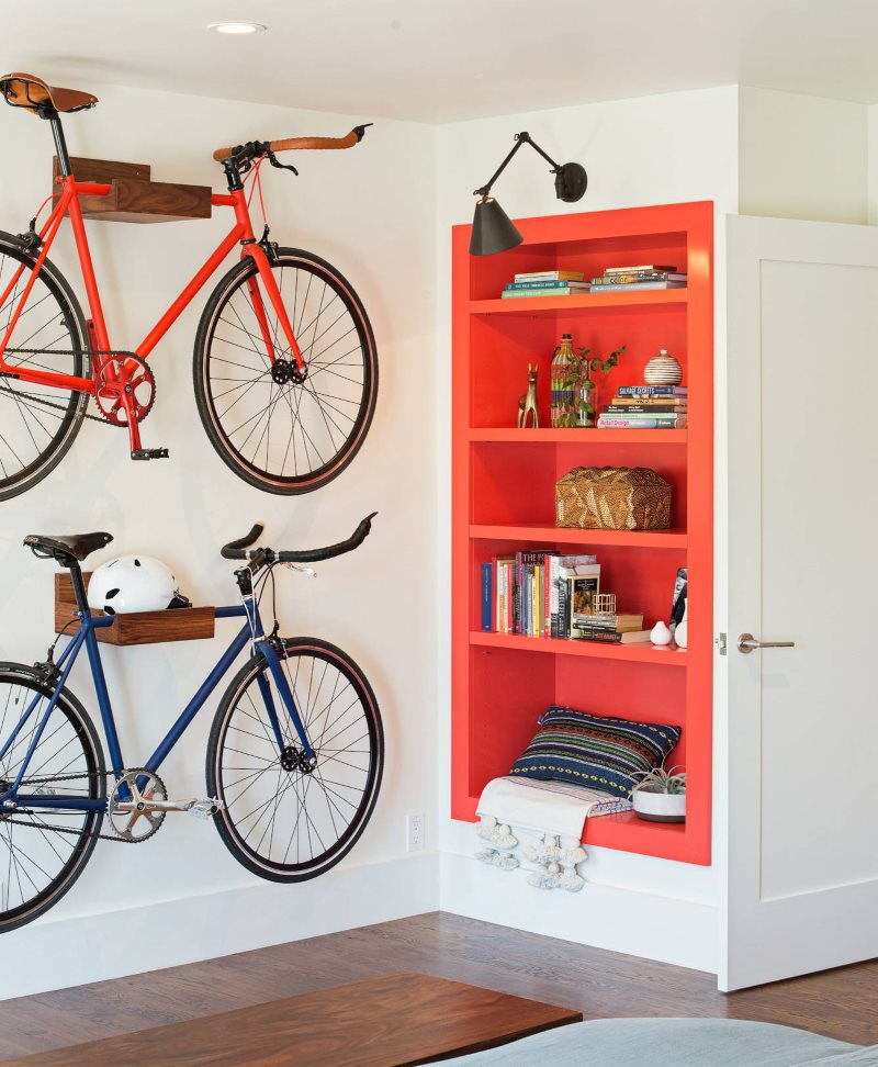 Stockage de vélos dans le couloir d'une maison de campagne